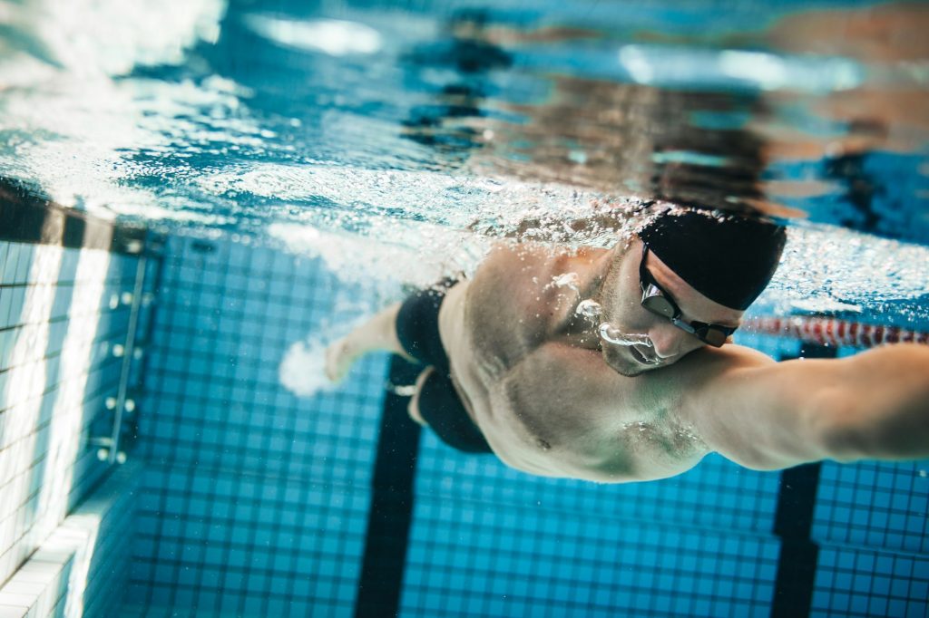 Fit swimmer training in the swimming pool