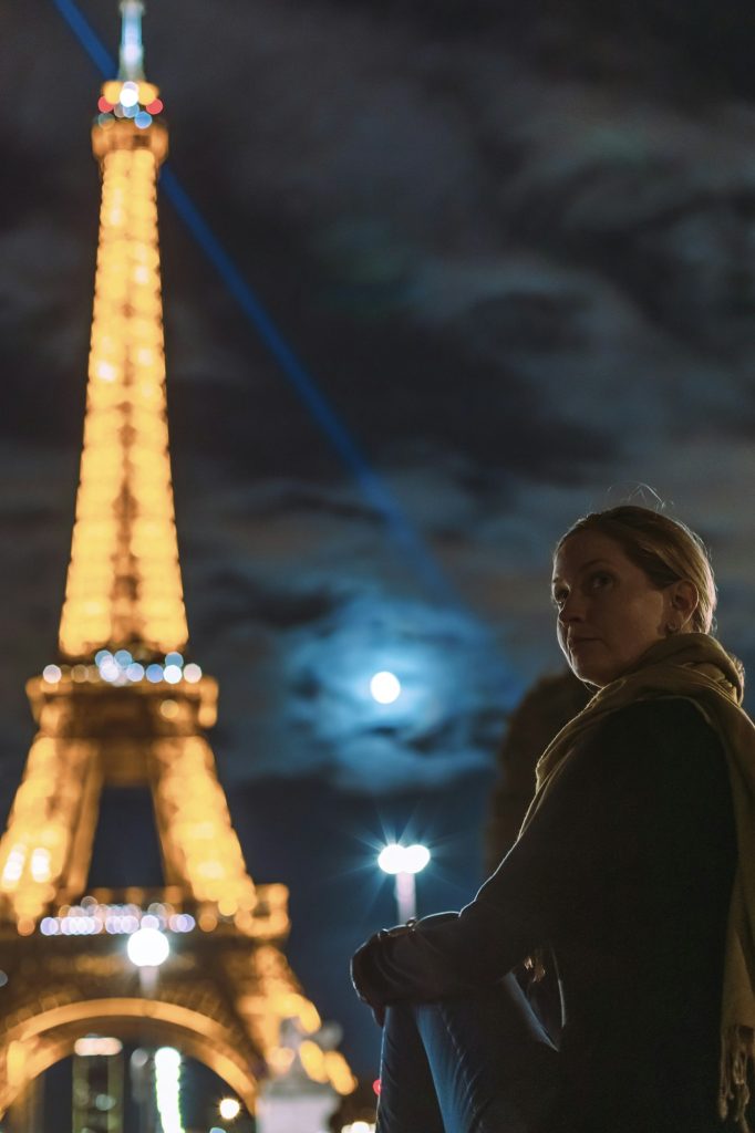 Moonlight romance at the Eiffel Tower